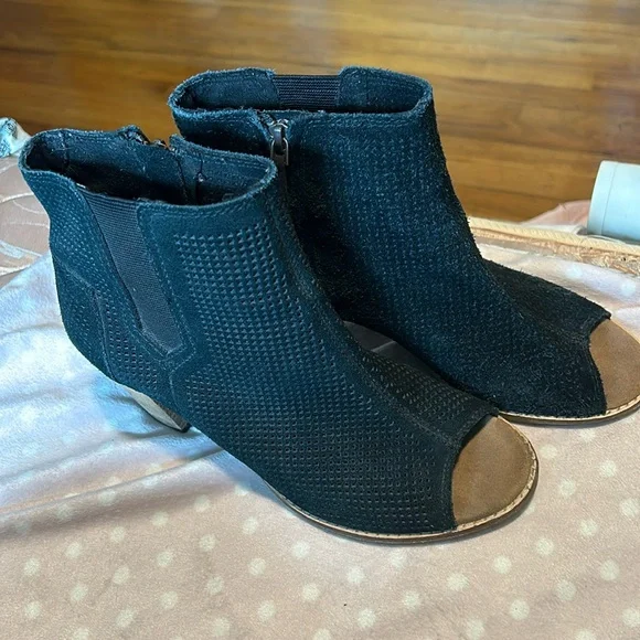 TOMS Black Booties - Picture 1 of 7
